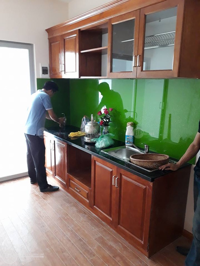 kính ốp bếp màu xanh lá